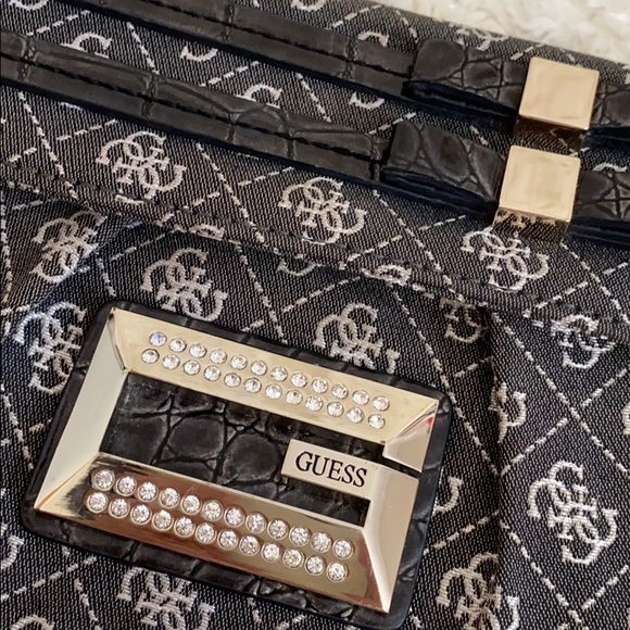 ‼️SOLD‼️ Guess crossbody bag - Picture 2 of 5